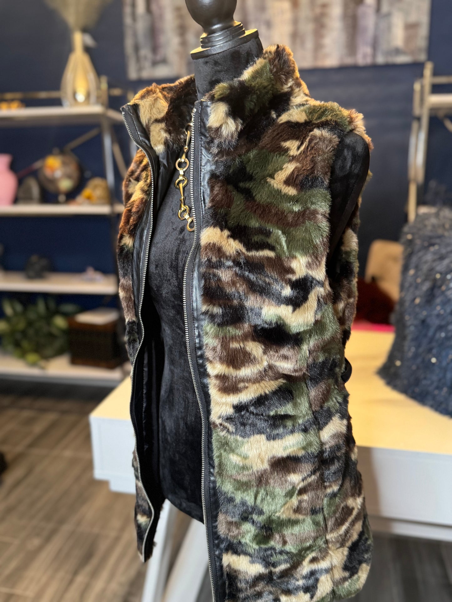 9.19.25 Fashion Apparel Camo Faux Fur Vest (Size Small/Medium)pit to pit 19