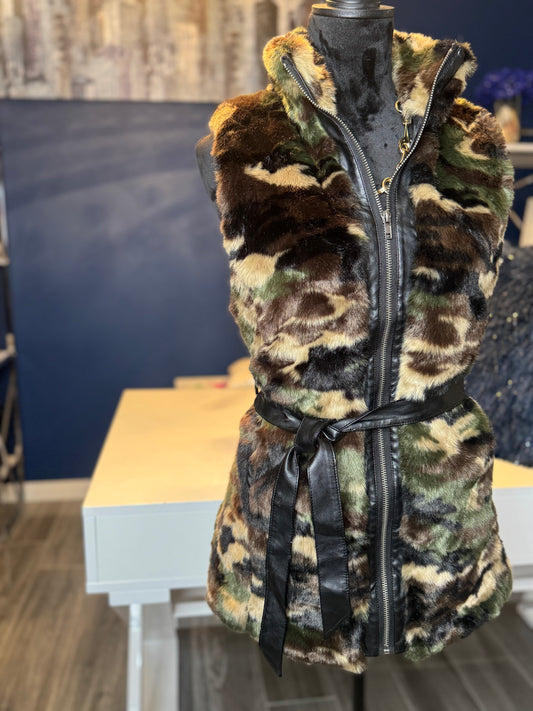 9.19.25 Fashion Apparel Camo Faux Fur Vest (Size Small/Medium)pit to pit 19