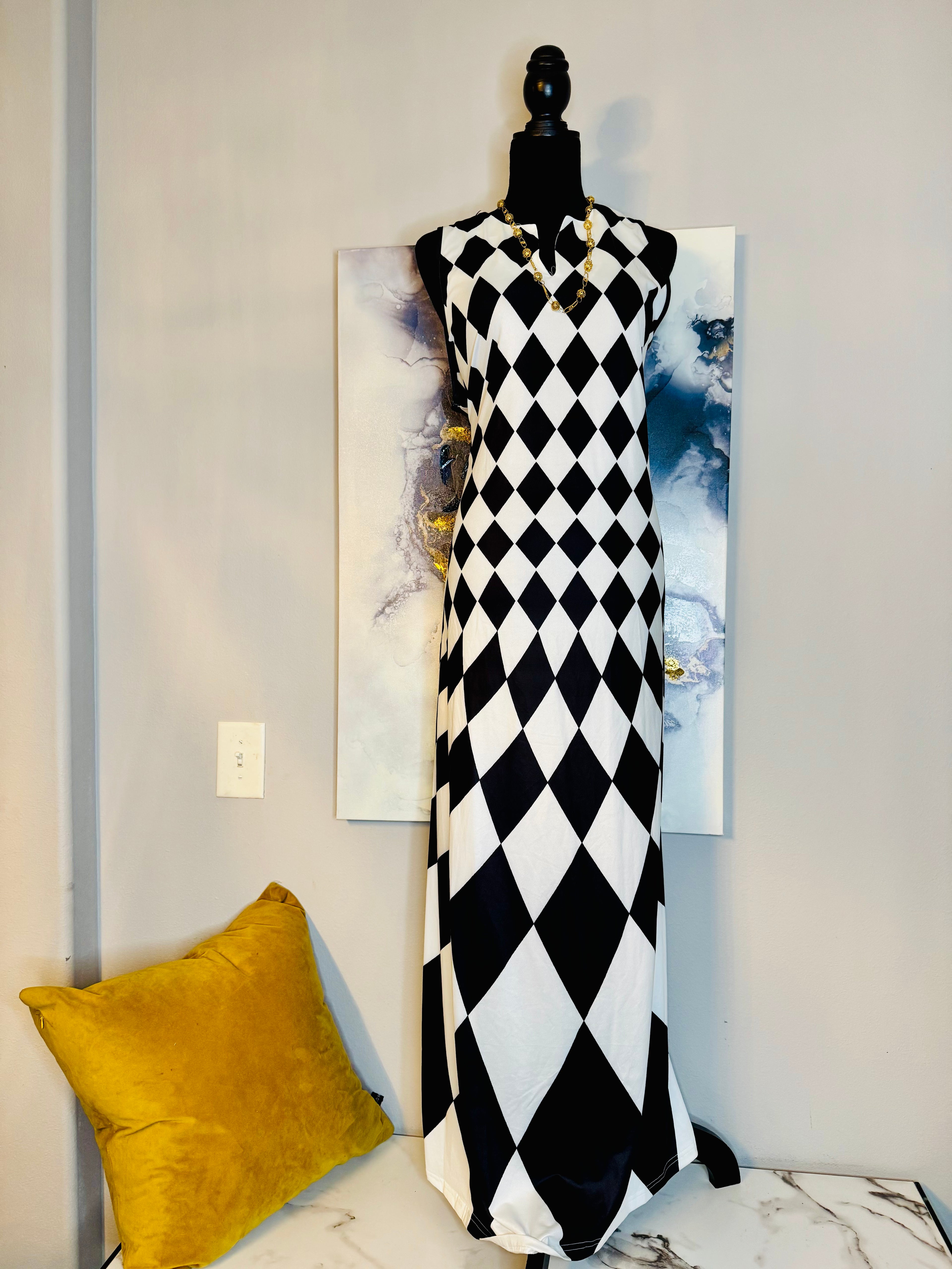 BOLD BLACK & WHITE DIAMOND  PRINT MAXI 
Size XXL
Great Stretch